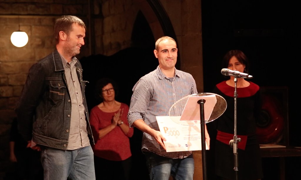 Rubén Alcaraz reciendo el premio 3000jr junto a Daniel Gil y Carme Fenoll